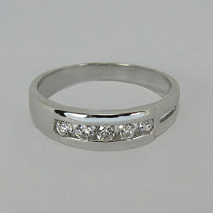Z70-027 Prsten se zirkony z bílého zlata