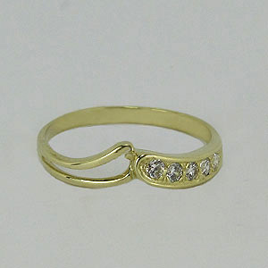 Z70-042 Zlatý prsten se zirkony