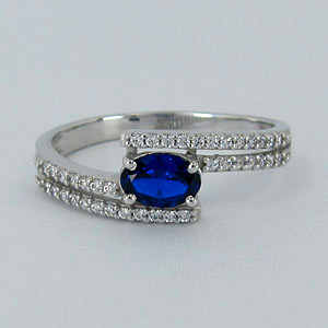 Z70-156 Zlatý prsten s modrým zirkonem